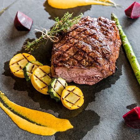 Holiday Inn Cúcuta, an IHG Hotel Exterior foto A steak prepared with vegetables