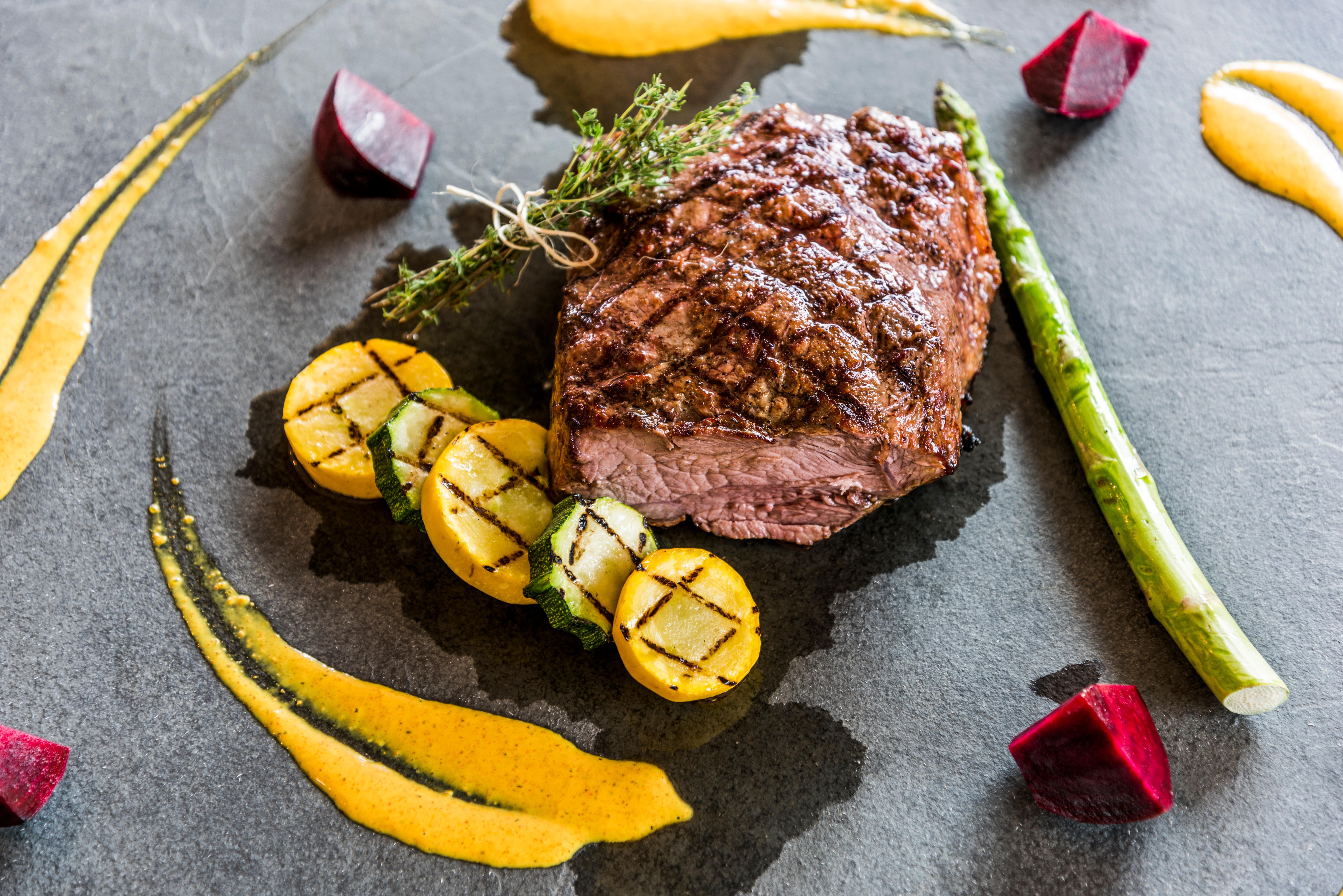 Holiday Inn Cúcuta, an IHG Hotel Exterior foto A steak prepared with vegetables
