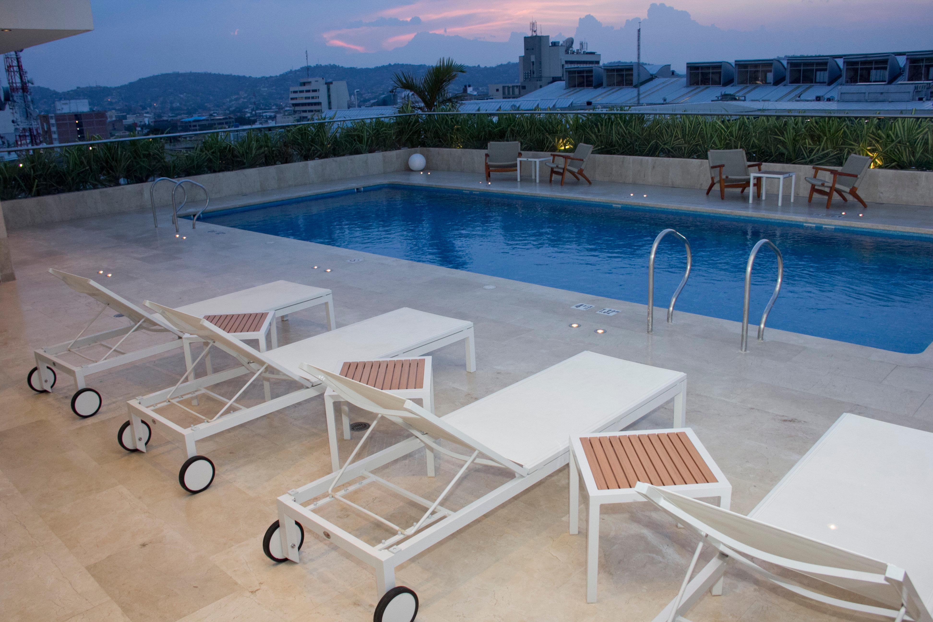 Holiday Inn Cúcuta, an IHG Hotel Exterior foto Rooftop pool