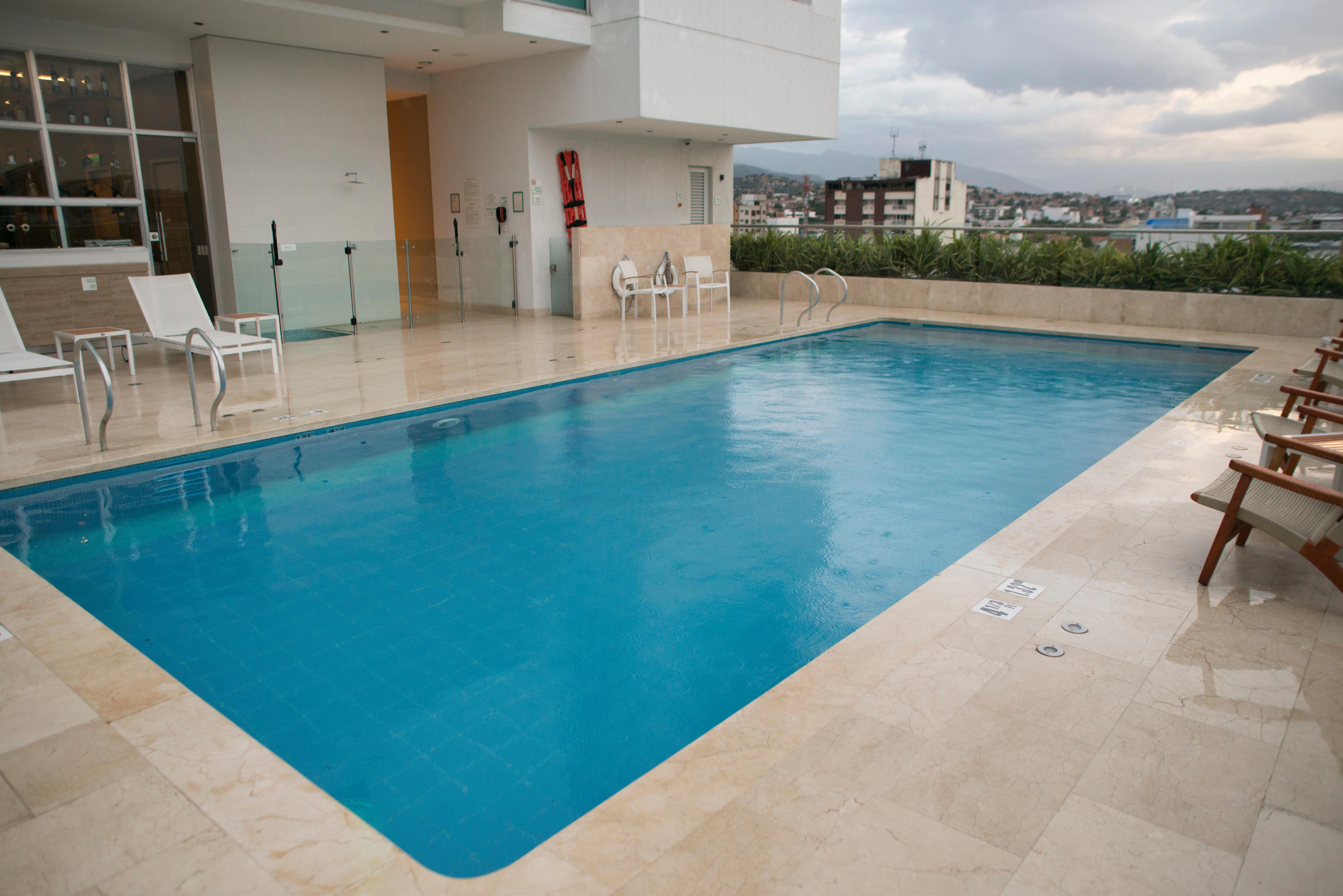 Holiday Inn Cúcuta, an IHG Hotel Exterior foto A rooftop pool