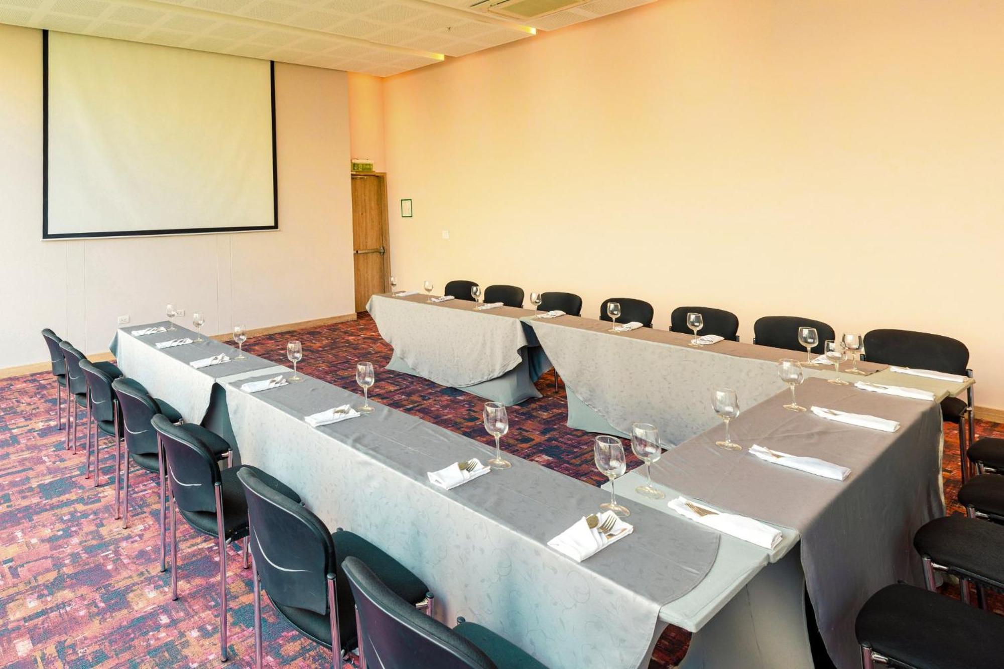 Holiday Inn Cúcuta, an IHG Hotel Exterior foto The meeting room