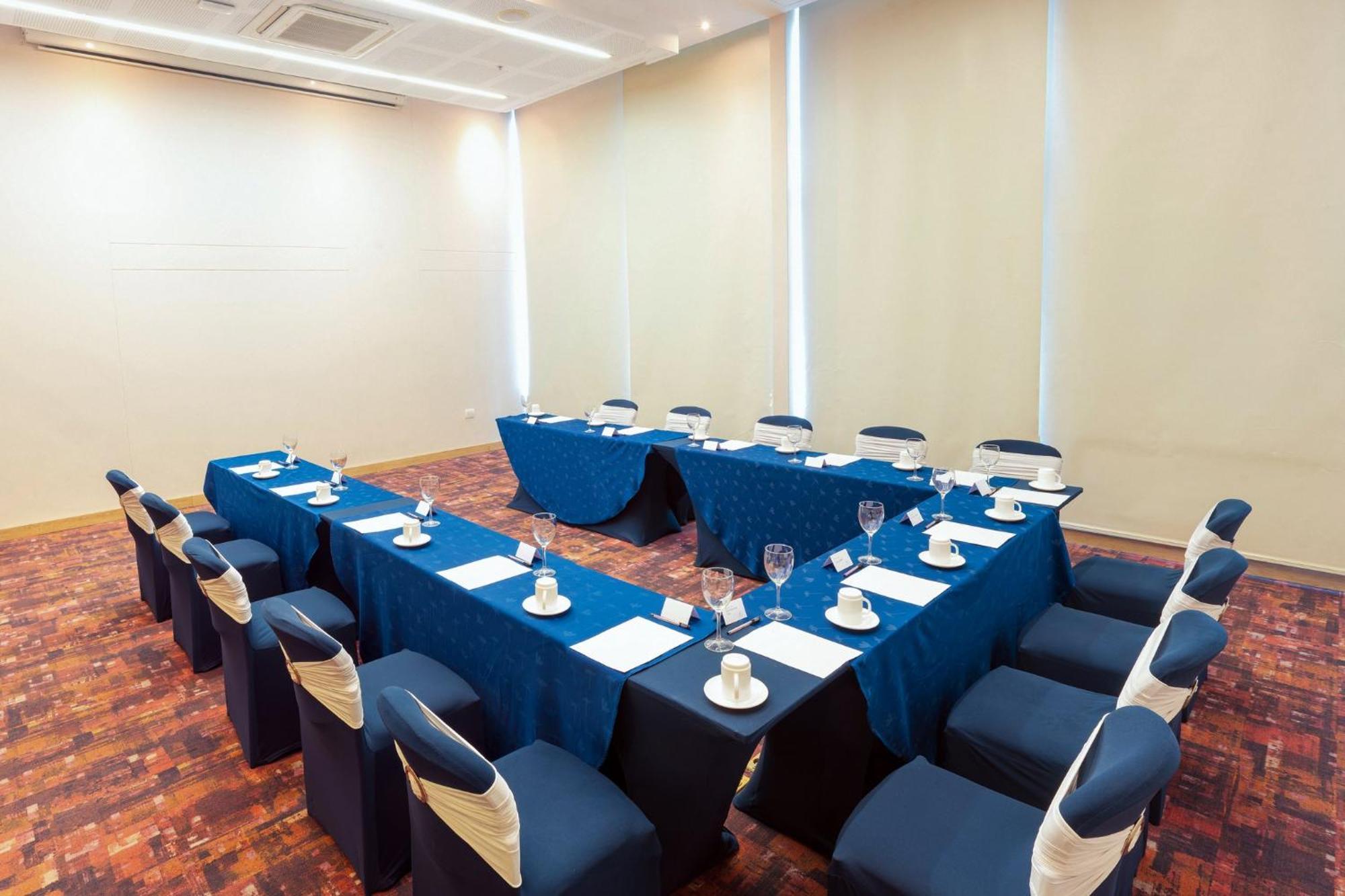 Holiday Inn Cúcuta, an IHG Hotel Exterior foto Meeting room