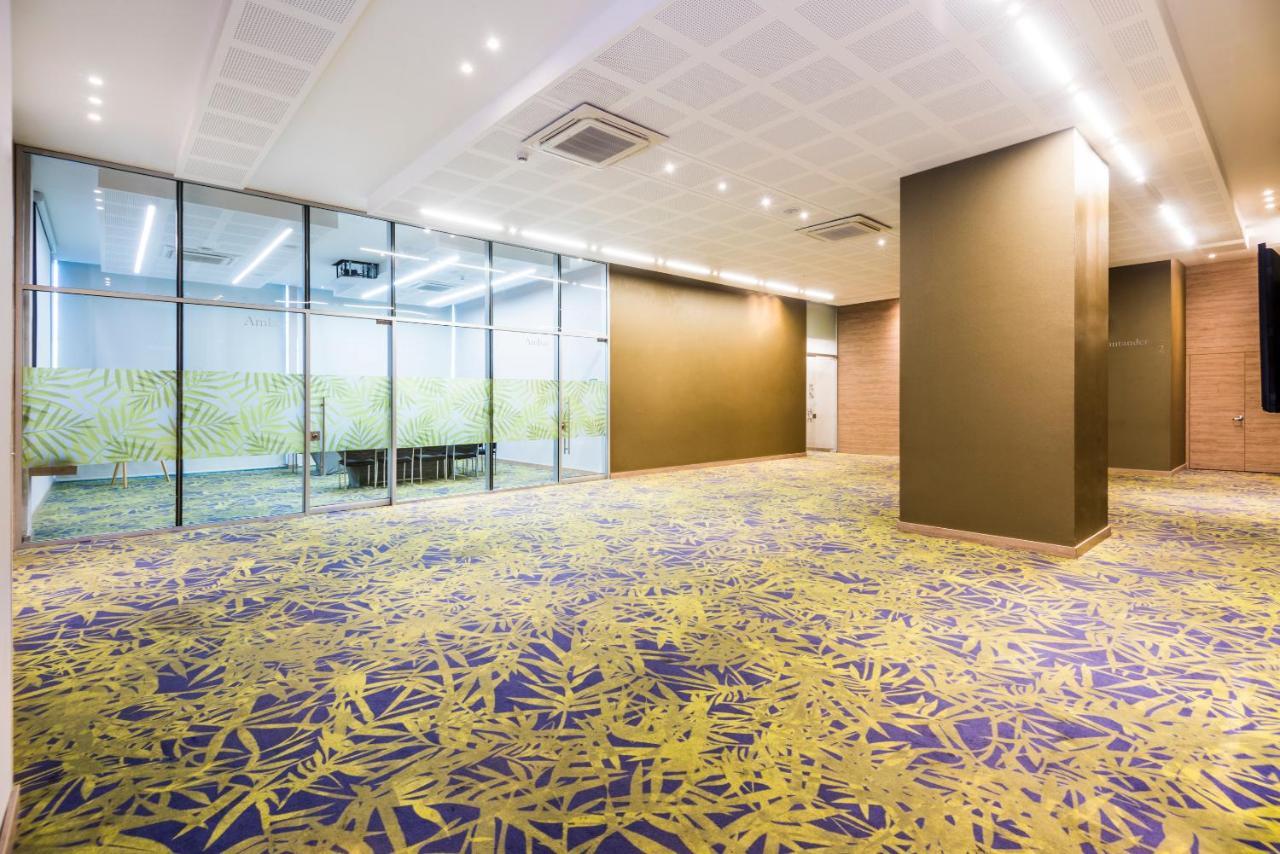 Holiday Inn Cúcuta, an IHG Hotel Exterior foto Carpet flooring